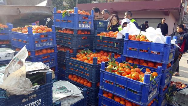 Rusya’nın almadığı 20 ton sebze ve meyve halka dağıtıldı